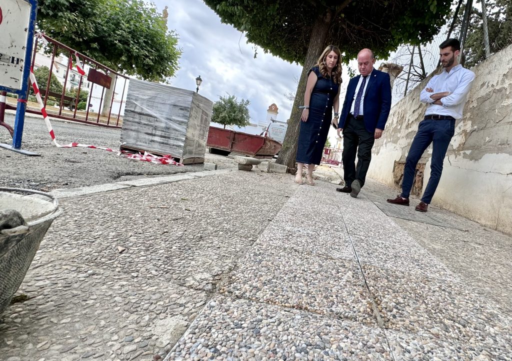 Teresa Molina, Manolo Barón y José Manuel Fernández, en la visita a las obras de remodelación de la plaza de Capuchinos de Antequera (julio 2024)