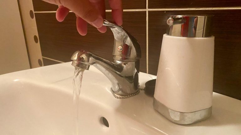 Grifo de agua abierto