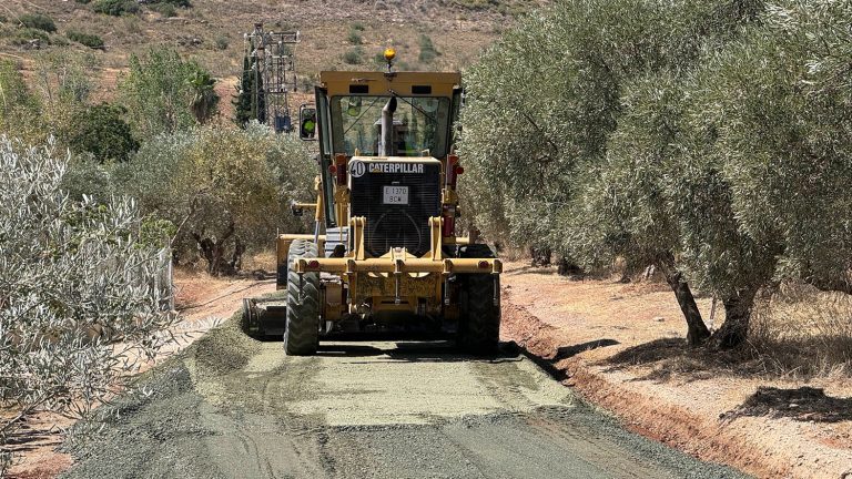 Maquinaria trabajando en la reposición de zahorra en el camino de Matagrande de Antequera (agosto 2024)