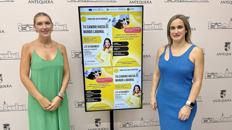 Marta González, concejala de Juventud, y Paqui Sánchez, concejala de Promoción para el Empleo del Ayuntamiento de Antequera (agosto 2024)