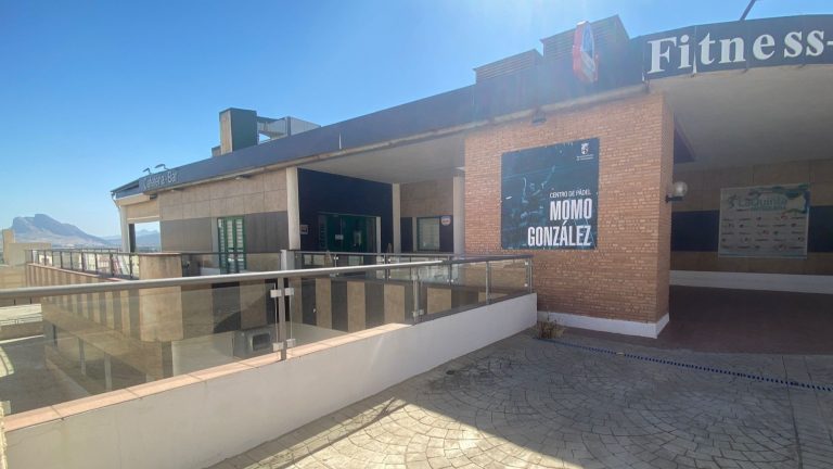 Entrada del Centro de Pádel Momo González de Antequera (agosto 2024)