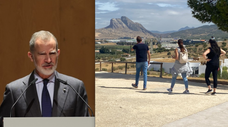 El Rey Felipe VI (foto Casa Real) y turistas en el Conjunto Arqueológico Dólmenes de Antequera (septiembre 2024)