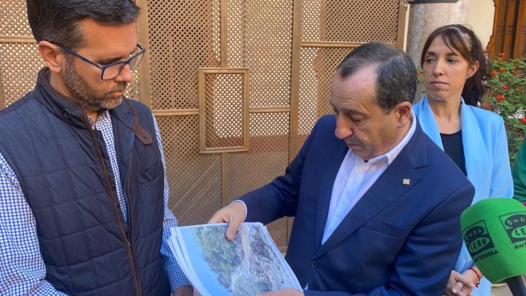 José Luis Ruiz Espejo, mostrando imágenes de enclaves afectados por la DANA, junto a los ediles Kiko Calderón y Noemí Escobar
