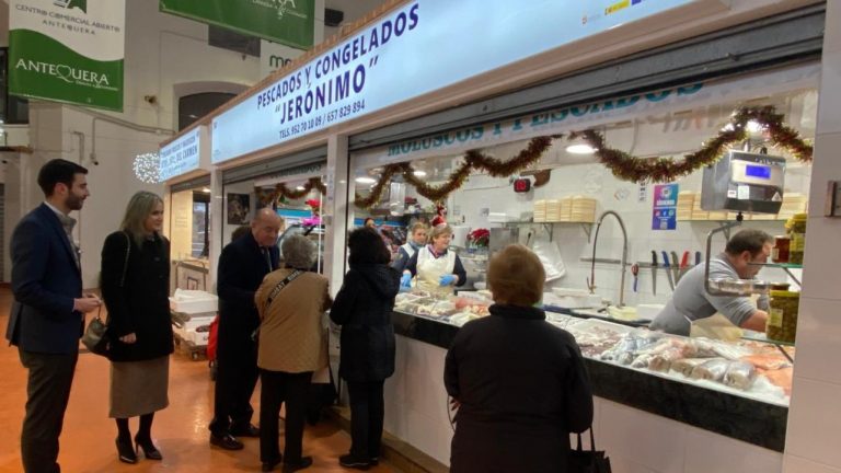 El alcalde Manolo Barón, junto a los ediles José Manuel Fernández y Paqui Sánchez en su visita al Mercado Municipal de Antequera (diciembre 2024)