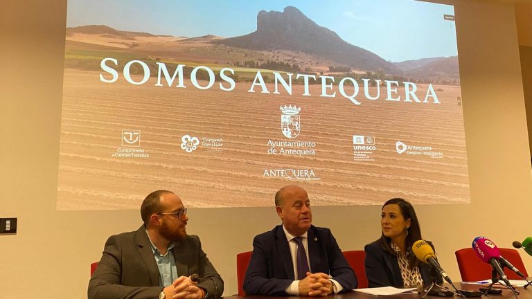 Elías Rivera, Manolo Barón y Ana Cebrián en la presentación del vídeo promocional para FITUR 2025 'Somos Antequera' (enero 2025)
