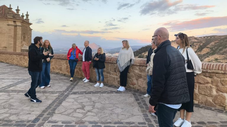Representantes del turoperador Expa Travel durante una visita al casco histórico de Antequera (1) (enero 2025)