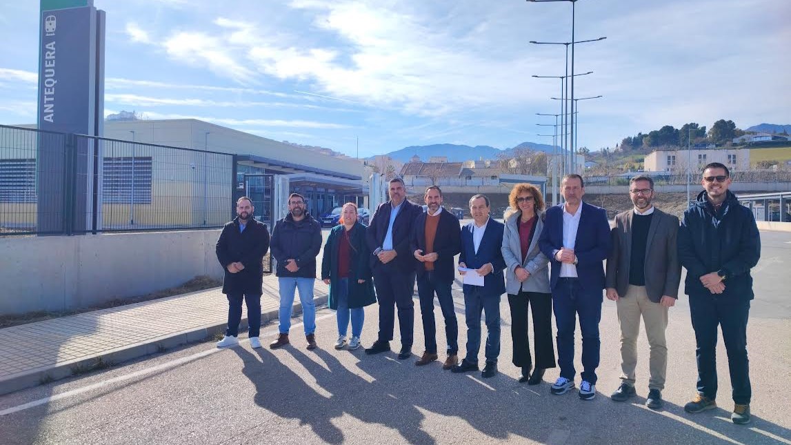 Dirigentes del PSOE malagueño y ediles socialistas de la comarca junto a la Estación Antequera AV (febrero 2025)