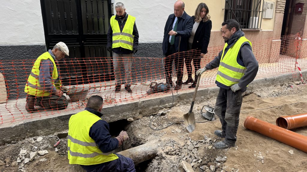 El alcalde Manolo Barón y la edil de Obras, Teresa Molina, durante su visita a la calle Pasillas (febrero 2025)