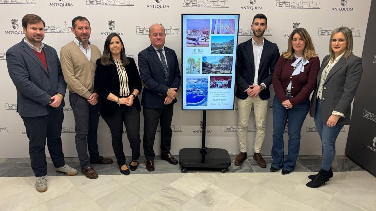 El alcalde de Antequera, Manolo Barón, junto al resto de autoridades en la presentación del Plan de Actuación Integrada.