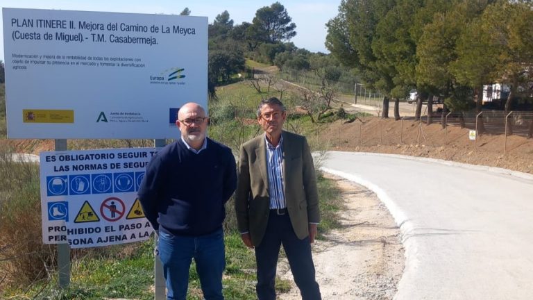 El alcalde de Casabermeja, Pedro Hernández (izda), junto al delegado territorial de Agricultura, Fernando Fernández (febrero 2025)
