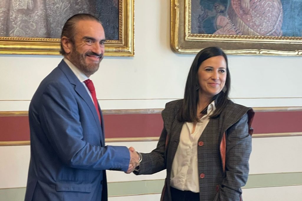 Germán Moncada, director comercial de Españavisión, y Ana Cebrián, presidenta de Ciudades Medias del Centro de Andalucía (febrero 2025)