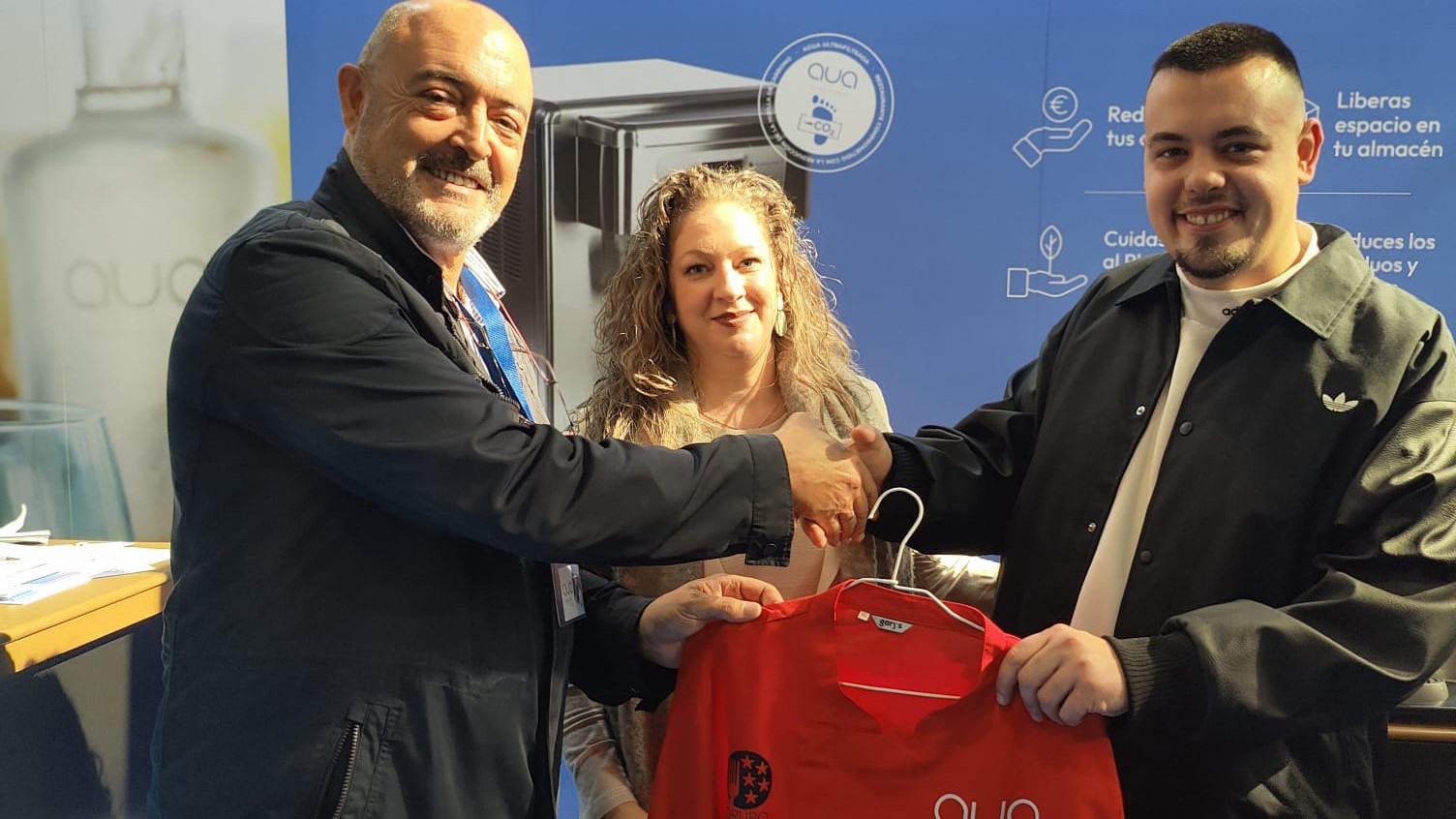 Inmaculada Martín y Ernesto Berenguer recibiendo la chaquetilla roja del Grupo All Stars (febrero 2025)