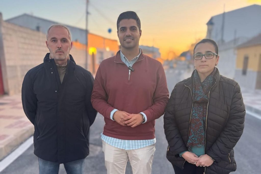 Juan Diego Cobacho, Siro Pachón y Yolanda Ramos en la calle Campillos (febrero 2025)