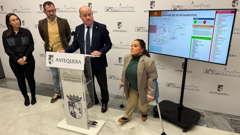 María Sierras, Alberto Arana, Manolo Barón y Sara Ríos en la presentación del reconocimiento a la excelencia en la inversión social de Antequera (febrero 2025)