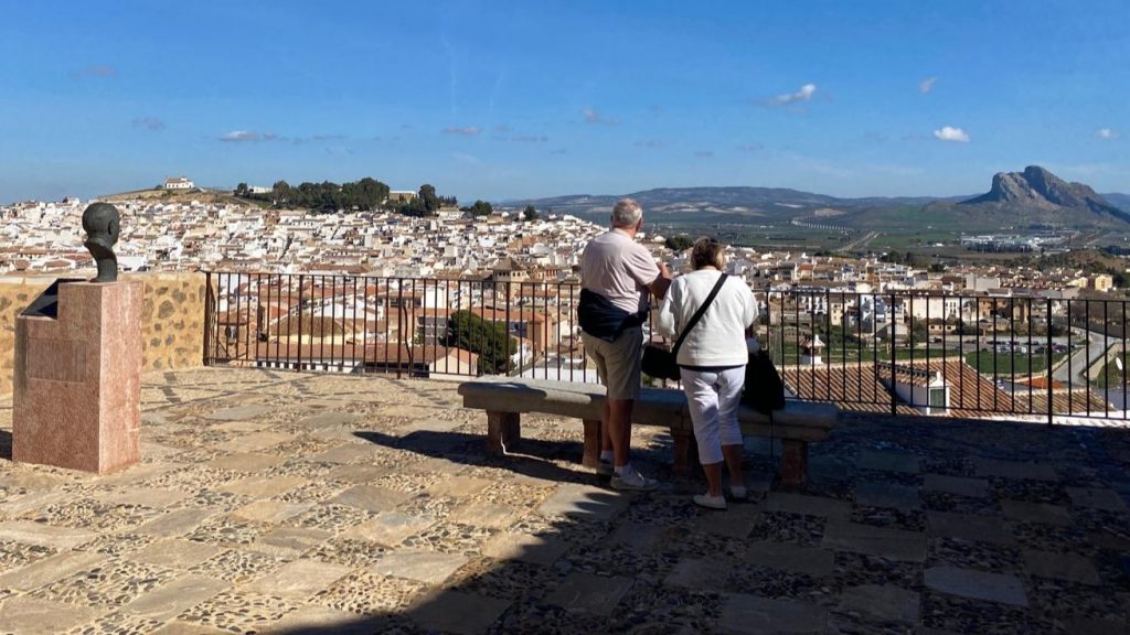 Turistas en el Mirador Michael Hoskin de Antequera (febrero 2025)