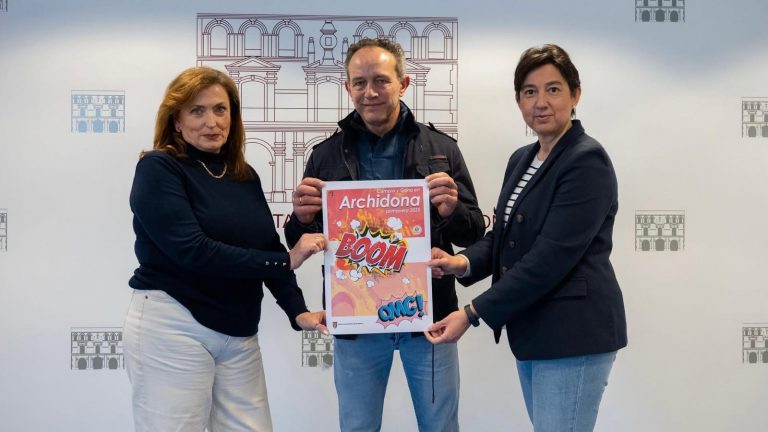 Ángeles Soler, Antonio Peláez y María Gloria Fernández, en la presentación de la campaña 'Compra y Gana en Archidona' (marzo 2025)