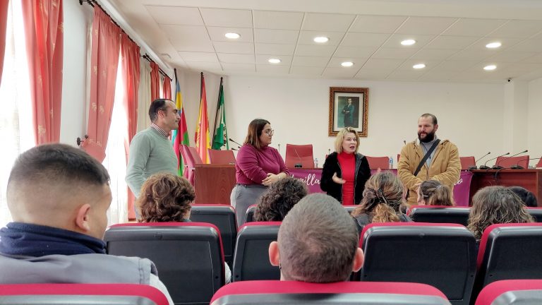Antonio Domínguez Auxi Gámez, Carmen Sánchez y Rubén Ruiz, en la recepción de participantes de programas de empleo de la Junta en el Ayuntamiento de Humilladero (marzo 2025)