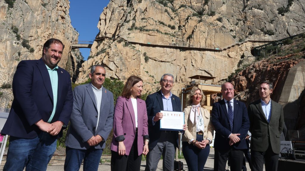 Autoridades durante el acto de colocación de la primera piedra del nuevo puente colgante del Caminito del Rey (marzo 2025)