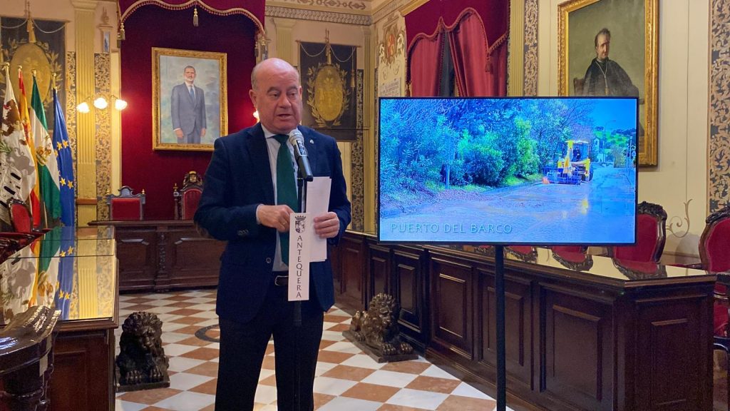 El alcalde Manolo Barón, informado sobre las incidencias provocadas por el paso de la borrasca Laurance por el municipio de Antequera (marzo 2025)