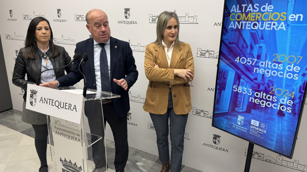 El alcalde Manolo Barón, junto a las ediles Ana Cebrián (izda) y Paqui Sánchez, en la presentación de los datos de la actividad comercial en Antequera (marzo 2025)