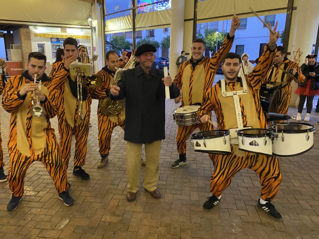El pregonero, Antonio Asencio, junto a la Charanga Lanz (marzo 2025)