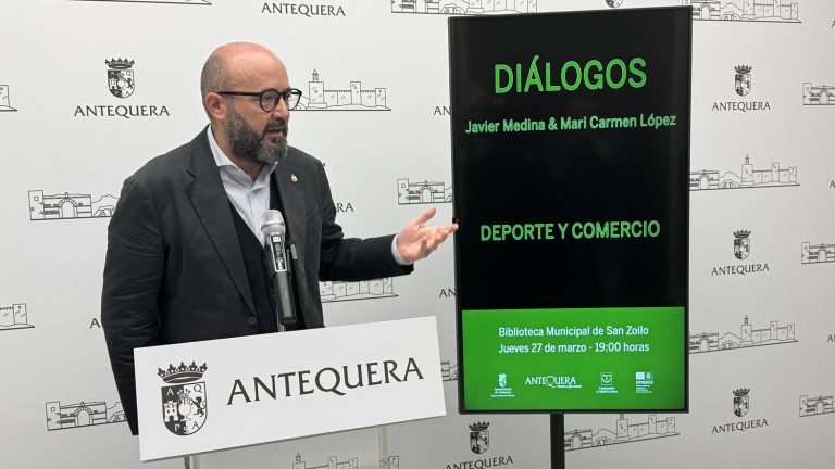José Medina Galeote, edil de Cultura, presentando el nuevo encuentro de 'Diálogos' en Antequera (marzo 2025)