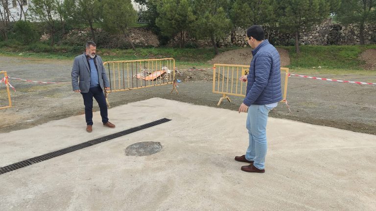 Julián Morales, edil de Servicios Operativos, y Pablo Garrido, edil de Turismo, durante una visita a las obras del aparcamiento de autocaravanas de Archidona (marzo 2025)