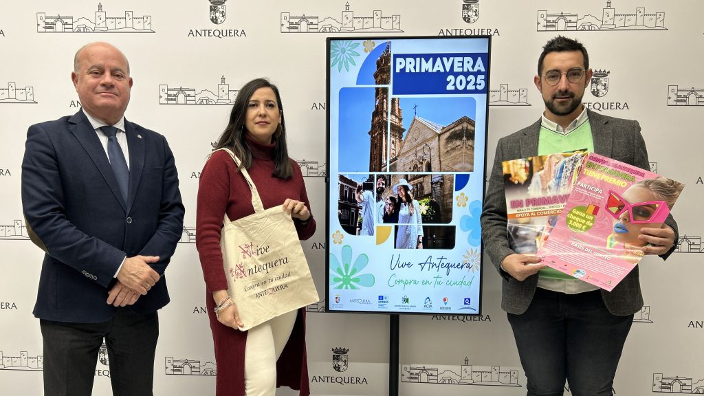 Manolo Barón, Ana Cebrián y Jorge del Pino, en la presentación de la campaña comercial de primavera de Antequera (marzo 2025)