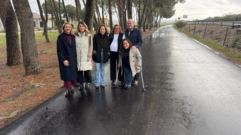 María Rosa Morales, Teresa Molina, Patricia Navarro, Coqui Pérez, Manolo Barón y Sara Ríos en la vía de acceso a Los Llanos de Antequera (marzo 2025)