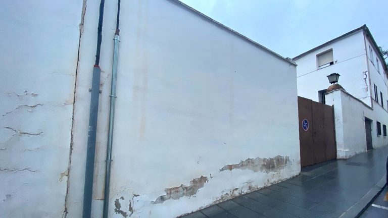 Puerta de entrada de las urgencias del antiguo Hospital San Juan de Dios de Antequera (mayo 2023)