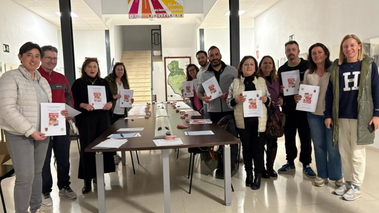 Acto de entrega de los rascas a los comercios adheridos a la campaña 'Compra y Gana en Archidona, primavera 2025' (abril 2025)