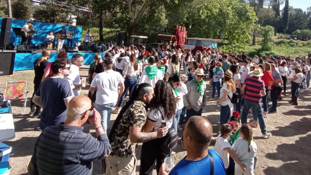 Actuación musical de la romería de San Marcos en el paraje del Embalse de Iznájar