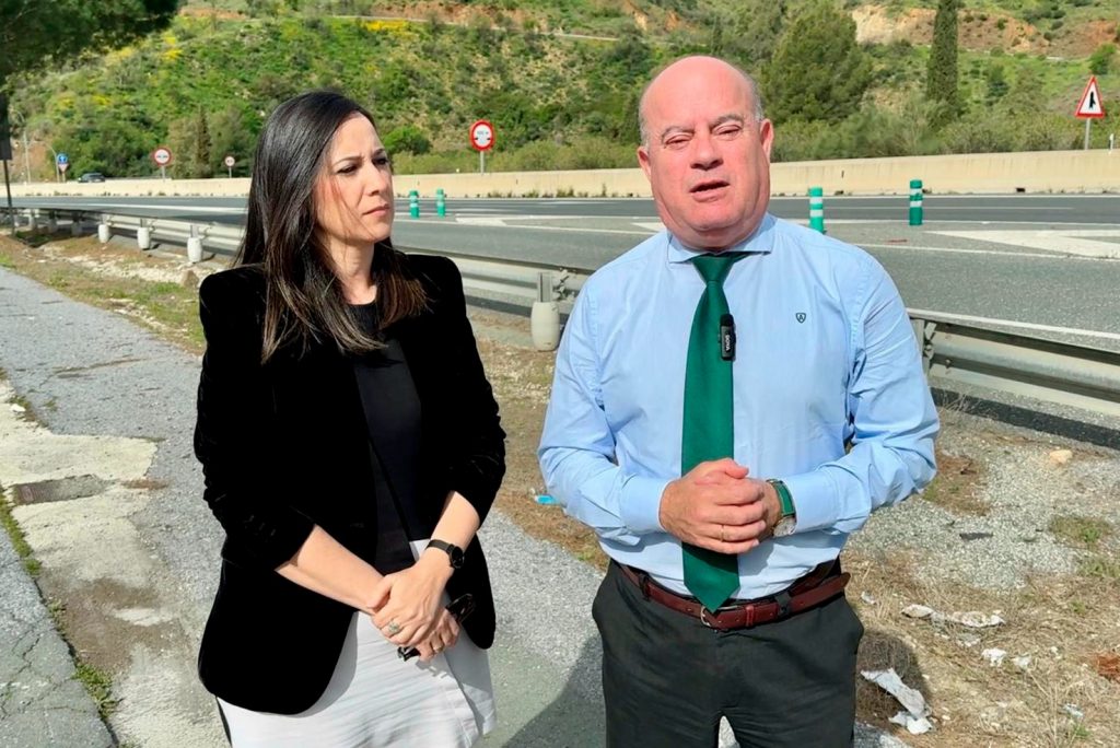 Ana Cebrián, edil de Turismo, y Manolo Barón, alcalde de Antequera, junto a la autovía A-45 (abril 2025)