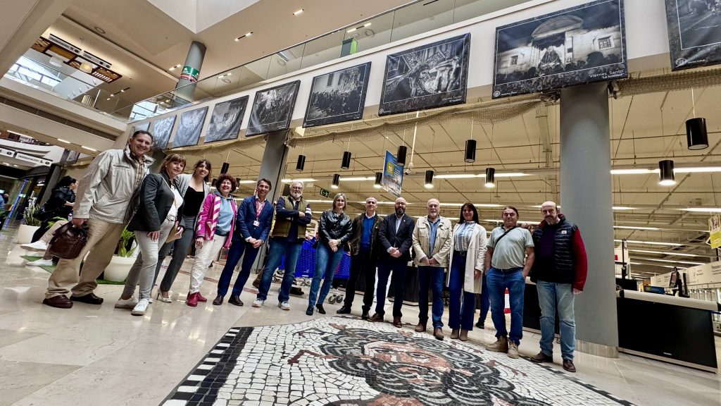 Inauguración de la exposición fotográfica sobre la Semana Santa de Antequera en La Verónica (foto: Ayuntamiento de Antequera) (abril 2025)