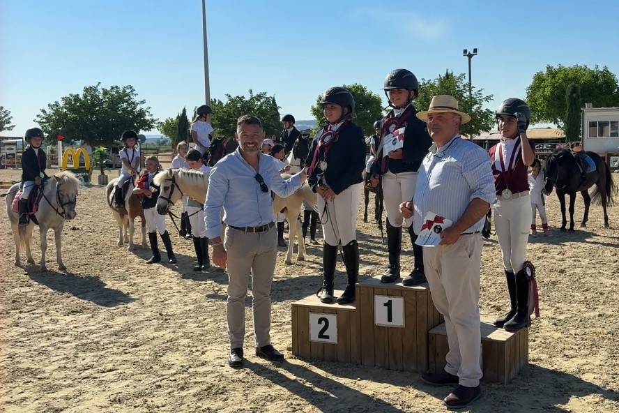 El vicepresidente de la Diputación delegado de Deportes, Juan Rosas, junto a Ignacio Carrasco, responsable del Club Hípico Antequera, en la entrega de trofeos de las competiciones de ponis