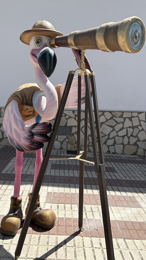 El flamenco 'Explorador' ubicado en la Avenida de Andalucía. 