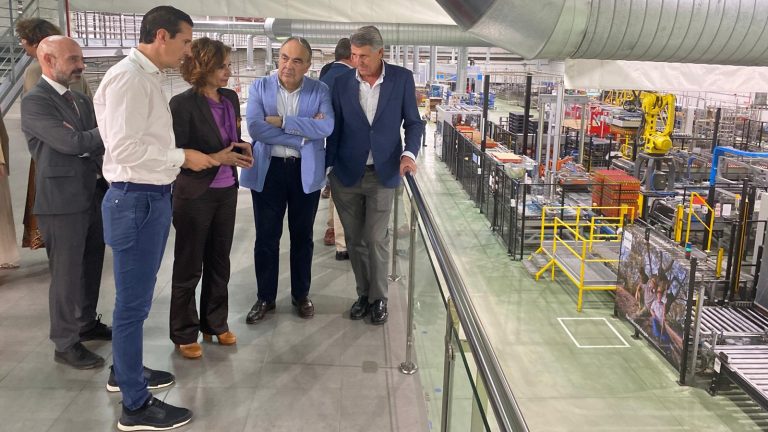 María Jesús Montero, ministra de Hacienda, en la planta de envasado de Dcoop, junto a responsables de la cooperativa y el subdelegado de Gobierno en Málaga (izda) (mayo 2025)