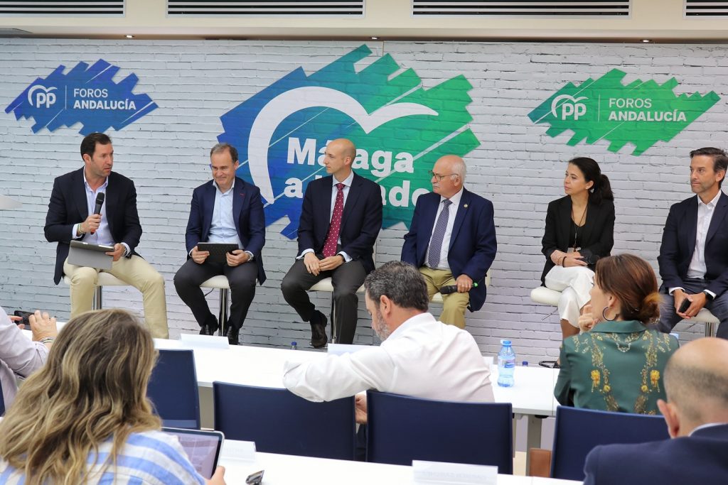 Mesa redonda del Foro Energía para el futuro organizado por el PP de Málaga (mayo 2025)
