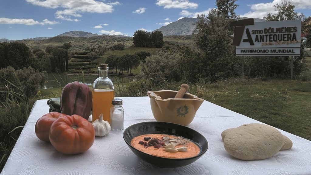 Porra antequerana junto a ingredientes empleados para su elaboración y molletes en el campo de golf de Antequera