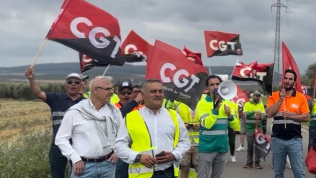 Protesta de trabajadores de la recogida de envases ligeros en la carretera de Bobadilla