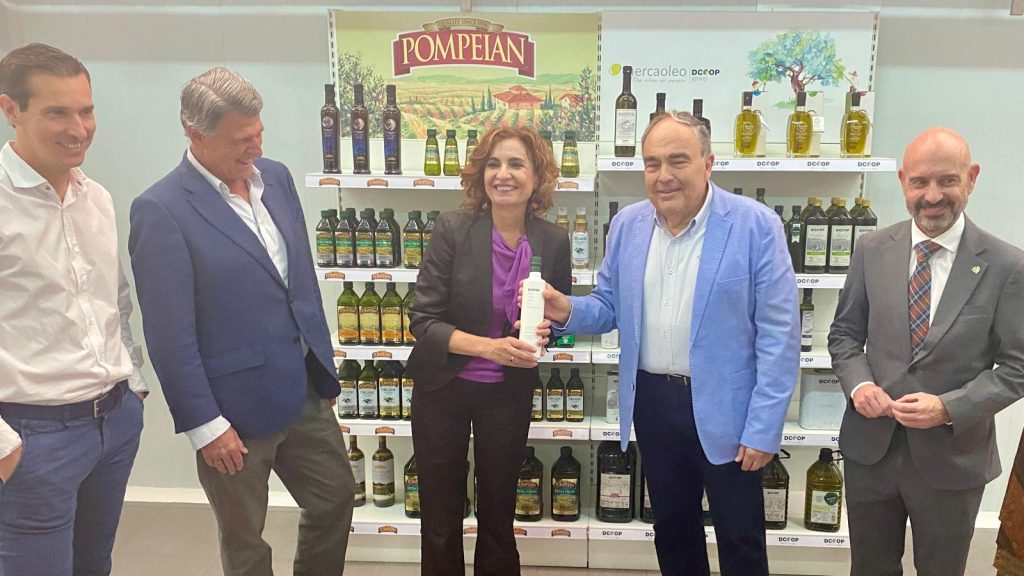 Responsables de Dcoop, junto a la ministra de Hacienda, María Jesús Montero, y el subdelegado del Gobierno en Málaga, Javier Salas (dcha) (mayo 2025)