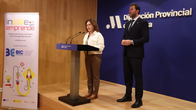 Sagrario Molina, diputada provincial, y Antonio García Acedo, delegado territorial de Economía, en la presentación de las jornadas sobre ciberseguridad (mayo 2025)