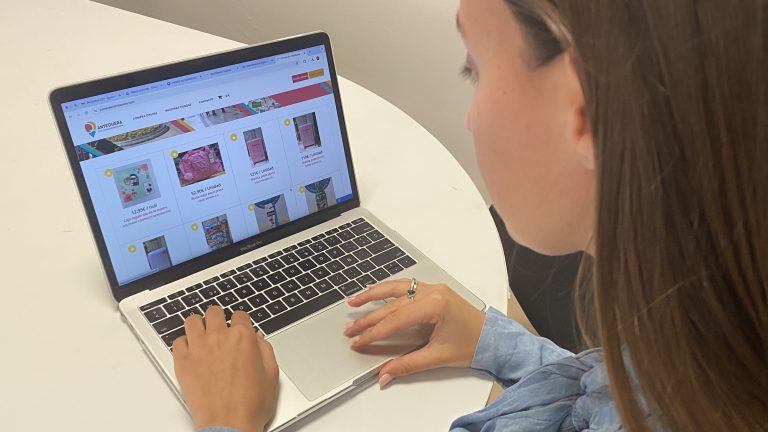 Usuaria entrando en la plataforma de comercio electrónico compraenantequera.com