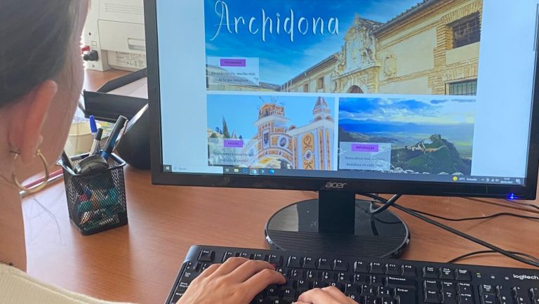 Usuaria entrando en la web www,archidonaturismo.es