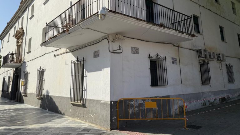 Valla instalada para acordonar el lateral del cuartel de la Guardia Civil de Antequera anexo a la plaza de Casilla (mayo 2025)