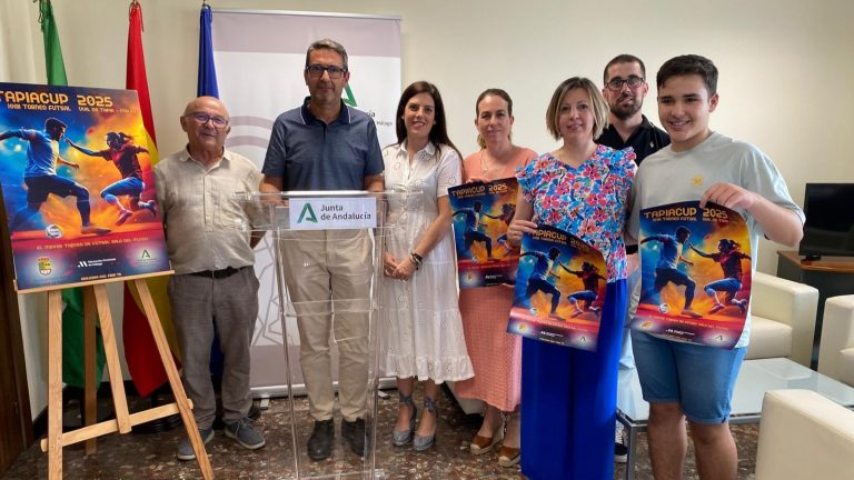 Carlos García, delegado territorial de Turismo y Deporte, junto Dionisio Aguilera (izda) y María Dolores Vergara, diputada de Igualdad, en la presentación de la TapiaCup 2025 (junio 2025)