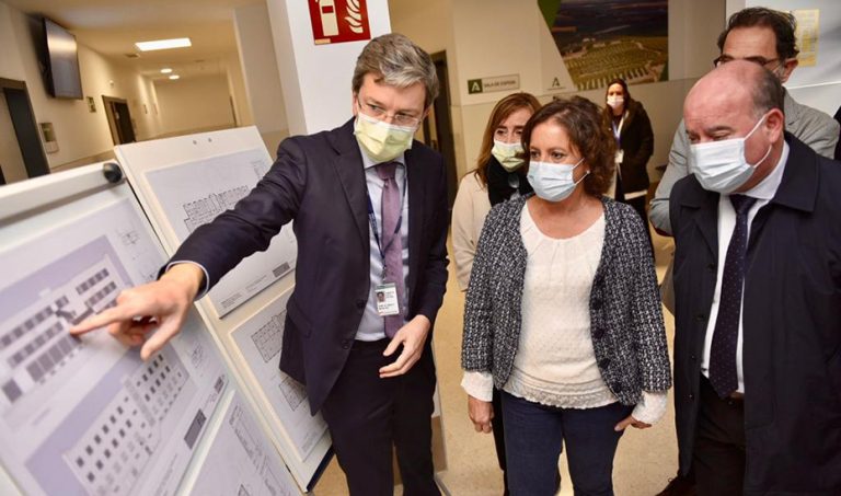 Catalina García, consejera de Salud, en su visita al nuevo servicio de urgencias abierto en Antequera (febrero 2023)