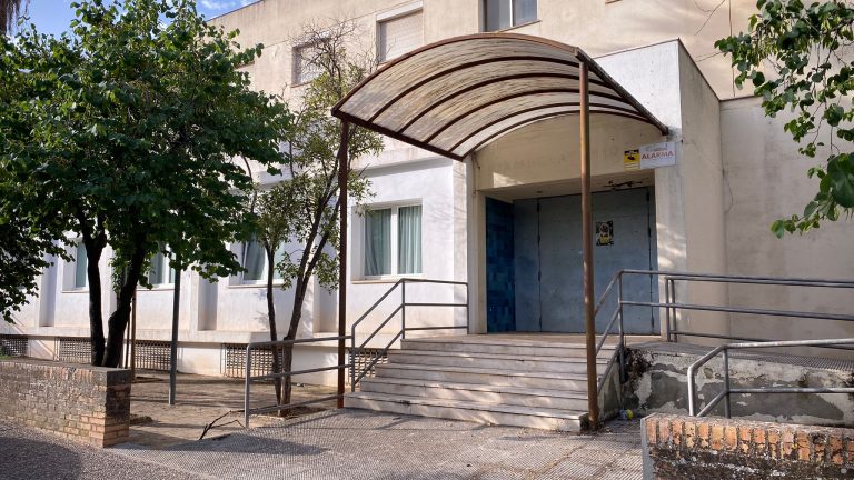 Edificio del antiguo Centro de Salud del Campillo Bajo en Antequera (junio 2025)