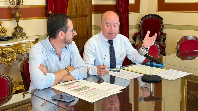 El alcalde Manolo Barón (dcha), junto a Alberto Arana, edil de Vivienda de Antequera (junio 2025)