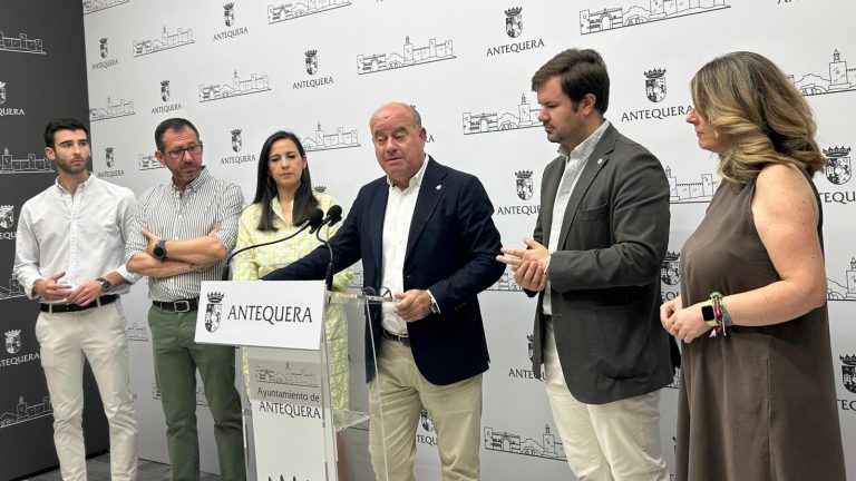 El alcalde Manolo Barón, en la comparencia junto a José Manuel Fernández, Alberto Arana, Ana Cebrián, Antonio García y Teresa Molina (junio 2025)